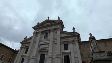 İtalya 'nın başkenti Urbino' nun tarihi merkezinde bulunan Santa Maria Assunta Katedrali 'nin dış görünüşü
