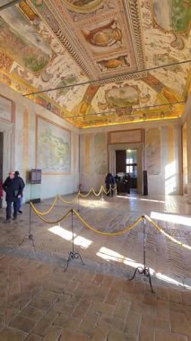 CAPRAROLA, İtalya - 1 Şubat 2026 Caprarola 'daki Palazzo Farnese. Piyano dei Prelati 'ye giriş ana kapıdan ya da Scala Regia olarak bilinen meşhur spiral merdivenden bodrumdan girerken Muhafız Odası' ndan yapılır.