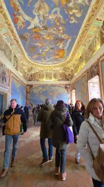 CAPRAROLA, ITALY - 1 Şubat 2026: Caprarola 'daki Farnese Sarayı' ndaki Küresel Salon, 1574 'te bilinen tüm dünyayı ve tavanda Lazio bölgesini gösteren 16. yüzyıl fresklerine sahiptir.