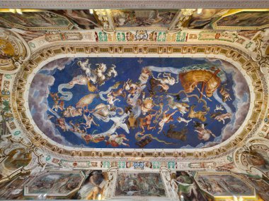 Caprarola 'nın Sarayı' ndaki Sala del Mappamondo 'daki bu tavan freski gök küreleri, burçlar ve 50 takım yıldızını resmediyor.