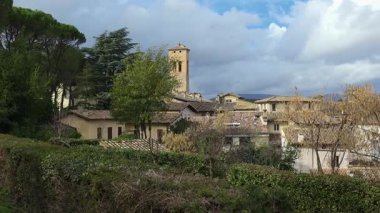 Spoleto 'nun nefes kesen manzarası Albornoz Kalesi, antik kuleler ve ufka karışan yeşil Umbrian tepelerinin hakim olduğu ortaçağ siluetini gözler önüne seriyor.