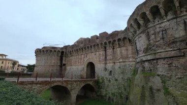 Porta Nuova (ayrıca Porta Volterrana olarak da bilinir), Colle di Val d 'Elsa' daki Rönesans askeri mimarisinin bir başyapıtıdır.
