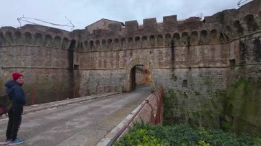 COLLE VAL D 'ELSA, ITALY - 8 Şubat 2026: Porta Nuova (Porta Volterrana olarak da bilinir), Colle di Val d' Elsa, Tuscany, İtalya 'da bulunan görkemli bir 15. yüzyıl taş ve tuğla kapısı.