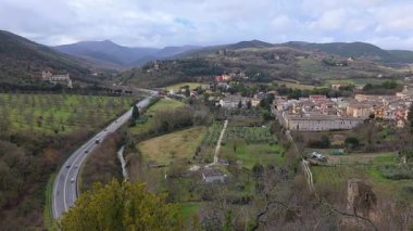 Spoleto 'nun Rocca Albornoziana' sından nefes kesici bir manzara görkemli Tessino Vadisi, görkemli Ponte delle Torri ve güney ufkuna doğru uzanan antik ormanlara bakıyor.