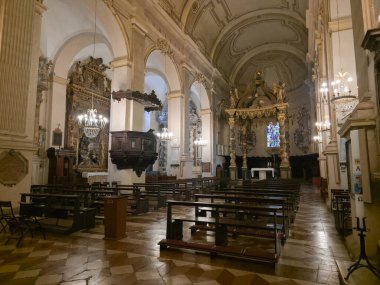 İtalya 'nın Spello şehrinin tarihi merkezinde yer alan Saint Lawrence Kilisesi, 13. yüzyıla dayanan Roma mimarisinin dikkate değer bir örneğidir.