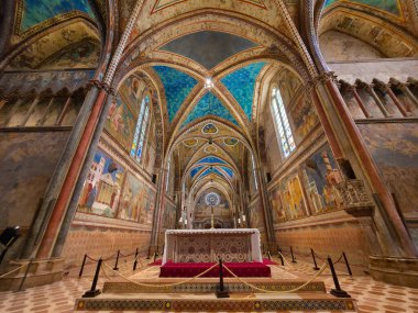 Assisi 'deki Aziz Francis Bazilikası' nın içi, yıldızlı mavi gökyüzü ve Giotto ve Cimabue 'nin ikonik freskleriyle dolu bir Gotik başyapıtı.