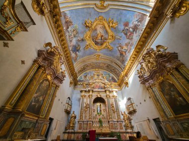 Assisi 'deki Santa Maria sopra Minerva Kilisesi' nin görkemli bir sunak ve antik Roma tapınağında 18. yüzyıl freskleri yer alıyor.