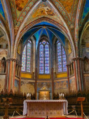 Assisi 'deki Aziz Francis Bazilikasının yüksek sunağı ve boyalı camları, Gotik mimari ve ortaçağ freskleri, Umbria, İtalya