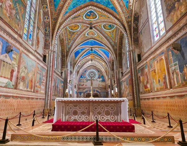 Giotto 'nun ünlü ortaçağ freskleri, gotik mimarisi ve kubbeli tavanları Umbria, İtalya' nın Assisi 'deki Yukarı Francis Bazilikası' nın iç mimarisi.