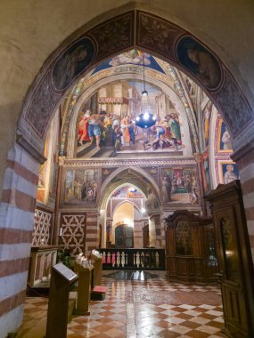 Assisi 'deki San Francesco Bazilikası' nın içinde ortaçağ freskleri, gotik mimari ve dama tahtası zeminleri, UNESCO sitesi, Umbria, İtalya