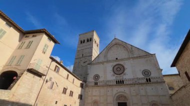 Assisi, Umbria, İtalya 'daki San Rufino Katedrali' nin Romanesk Cephesi - Tarihi Ortaçağ Mimarisi ve Tarihi Simge