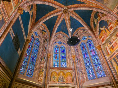 Saint Martin Şapeli 'ndeki Gotik Freskler ve Lekeli Camlar Saint Francis Bazilikası, Assisi, İtalya