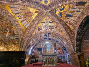 ASSISI, ITALY - 10 Şubat 2026: Assisi, İtalya 'daki Saint Francis Bazilikasının İç Görünümü, Gotik Papalık Sunağı, UNESCO Dünya Mirası Sitesi ve Fransisken Alegorilerinin Ortaçağ Kasa Freskleri