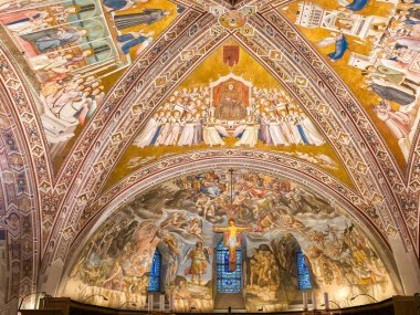 Assisi, UNESCO Dünya Mirası sahasındaki Saint Francis Bazilikası 'ndaki süslü fresklerin ve Gotik kemerlerin düşük açılı görüntüsü, İtalya