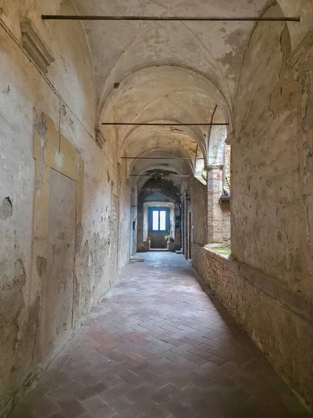Casole d 'Elsa, Toskana, İtalya' daki antik bir binada terracotta zeminli geleneksel taş koridor.