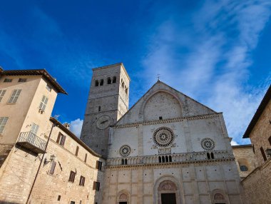 Assisi, Umbria, İtalya 'daki San Rufino Katedrali Cephe ve Romanesk Çan Kulesi