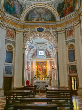 Chiesa Nuova 'nın Assisi, İtalya' daki sığınağı. Kilisenin Yunan çapraz mimarisi Aziz Francis 'in doğum yeri üzerine inşa edilmiştir. Umbria 'da kutsal sunak ve dini freskler