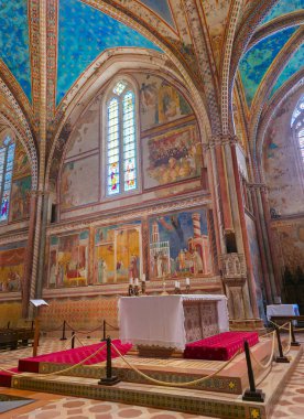 Assisi, İtalya: Giotto 'nun ünlü fresk döngüsü, gotik yüksek sunak ve Umbria miras alanındaki süslü tavan süslerinin yer aldığı Yukarı Saint Francis Bazilikası' nın içi