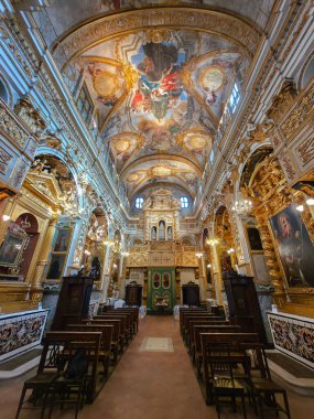 Süslü Barok Başyapıtı: Serra San Quirico, İtalya 'daki Santa Lucia Kilisesi' nin İç Görünümü, Altın Stucco ve Vibrant Tavan Sanatı