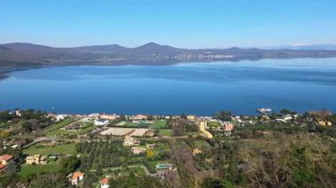 İtalya 'nın Lazio kentindeki antik Bracciano Kalesi' nden Bolsena Gölü 'nün panoramik hava manzarası