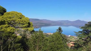 İtalya 'nın Parlak Günışığı altındaki Orsini-Odescalchi Kalesi' nin Antik Surlarından Bracciano Gölü Panoramik Kış Manzarası