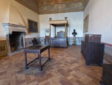 Rönesans yatak odasının içinde Orsini-Odescalchi Kalesi, Bracciano, İtalya 'da tente yatak ve taş şömine var.