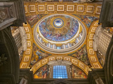 St. Peter Bazilikası 'ndaki Süslü Altın Kubbe ve Mozaik Tavan Düşük Açı Görünümü, Vatikan Şehri, Roma