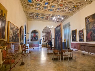 SIENA, İtalya - 7 Mart 2026: Siena 'daki Civico Müzesi' nin içinde Rönesans tabloları, süslü hanedan tavanı ve klasik sanat galerisi, Toskana, İtalya