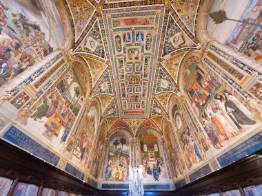 Siena Katedrali 'ndeki Piccolomini Kütüphanesi' nin içinde Pinturicchio freskleri, dekoratif tavan ve Üç Graces heykeli, Toskana, İtalya
