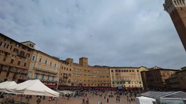 SIENA, İtalya - 7 Mart 2026: Siena, İtalya 'da Turistlerle Piazza del Campo. Tuscany 'deki Palazzo Pubblico ve Torre del Mangia ile ünlü Shell-Shaped Ortaçağ Meydanı. Tarihi İtalyan Kenti ve Tarihi Mimari