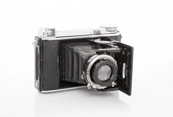 Vieja cámara vintage sobre fondo blanco. — Foto de Stock