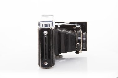 Beyaz arkaplanda eski model kamera.