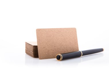 Beyaz arka plan üzerinde boş kartvizit yığını.