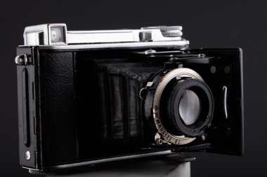 Siyah arkaplanda eski model kamera.