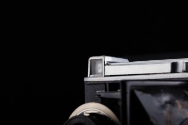 Siyah arkaplanda eski model kamera.