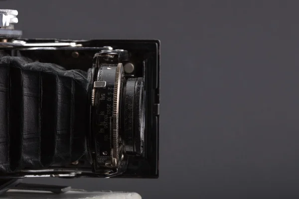 Старая винтажная камера на черном фоне. — стоковое фото