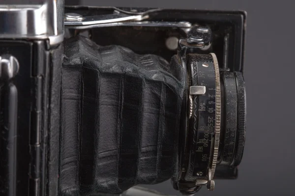 Régi vintage kamera fekete háttér. — Stock Fotó