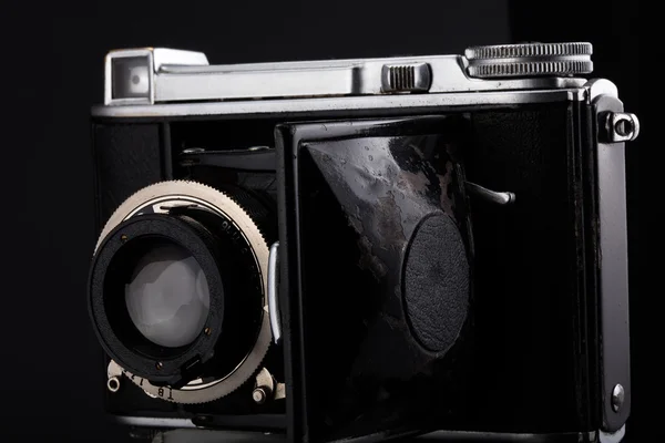 Gammal vintage kamera på svart bakgrund. — Stockfoto