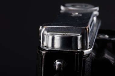 Siyah arkaplanda eski model kamera.