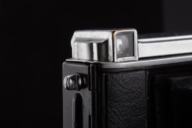 Siyah arkaplanda eski model kamera.