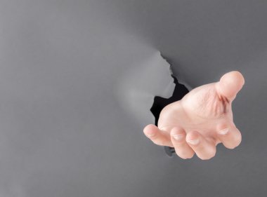 Erkek el gri kağıt arka plan ile kırma