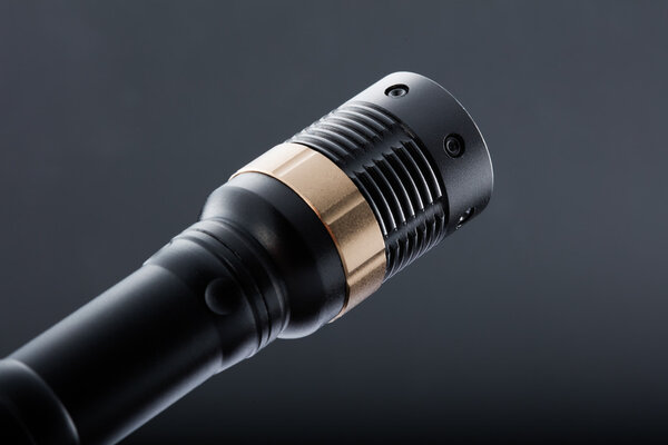 Фонарик на сером фоне
