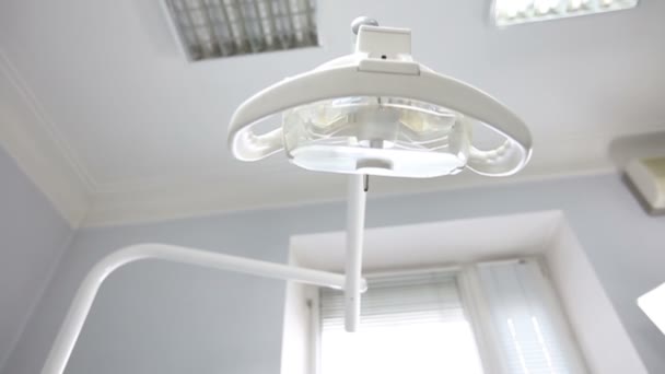 Diş hekimi ışık konumlandırılmış ve hareket. Bakış açısı ile sandalye hastada. — Stok video