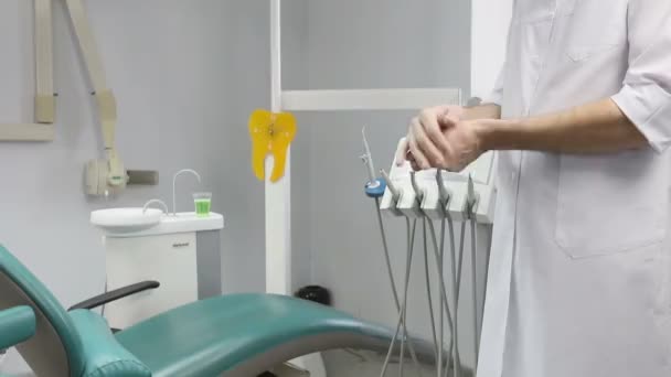 Dentysta w jego biurze. — Wideo stockowe