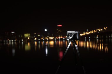 Retro kamera gece kenti.