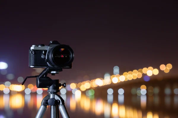 Appareil photo numérique la vue de nuit de la ville . — Photo