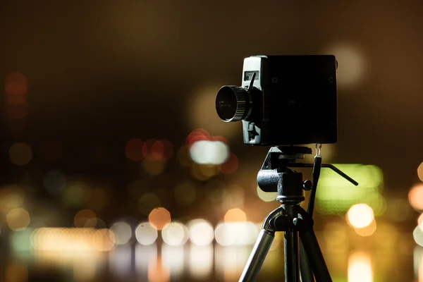 Macchina fotografica retrò la vista notturna della città . — Foto Stock