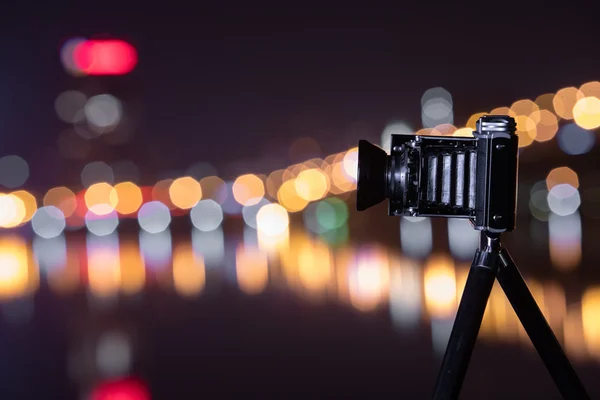 Κάμερας ρετρό η νυχτερινή άποψη της πόλης. — Φωτογραφία Αρχείου