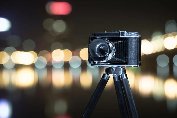 Retro camera het nacht-uitzicht op stad. — Stockfoto