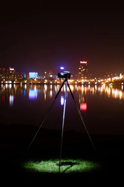 Retro aparat nocny widok miasta. — Zdjęcie stockowe